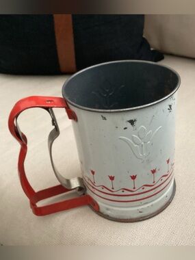 Vtg.Androck Hand-i-Sift Jr. Flour sifter with white background